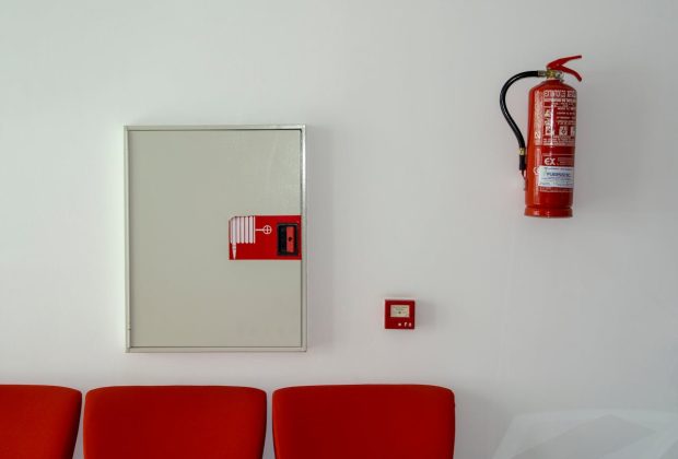 Ściana przeciwpożarowa: Niezbędny element bezpieczeństwa w nowoczesnych budynkach